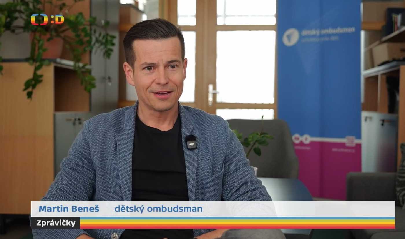 Dětský ombudsman Martin Beneš v pořadu České televize Zprávičky.