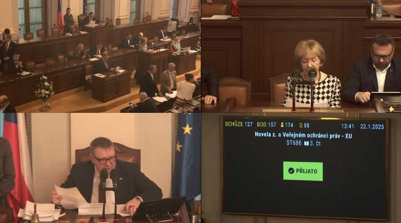 Záznam obrazovky stream přenosu z jednacího sálu Poslanecké sněmovny během v okamžiku schválení novely zákona ve třetím čtení. 