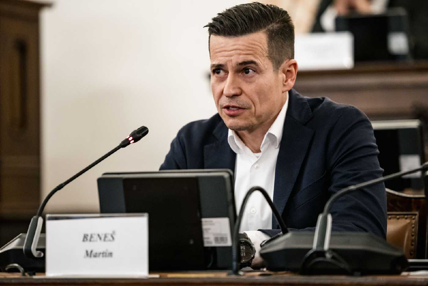 Na fotce je zachycen Martin Beneš v Poslanecké sněmovně během veřejného slyšení kandidátů.