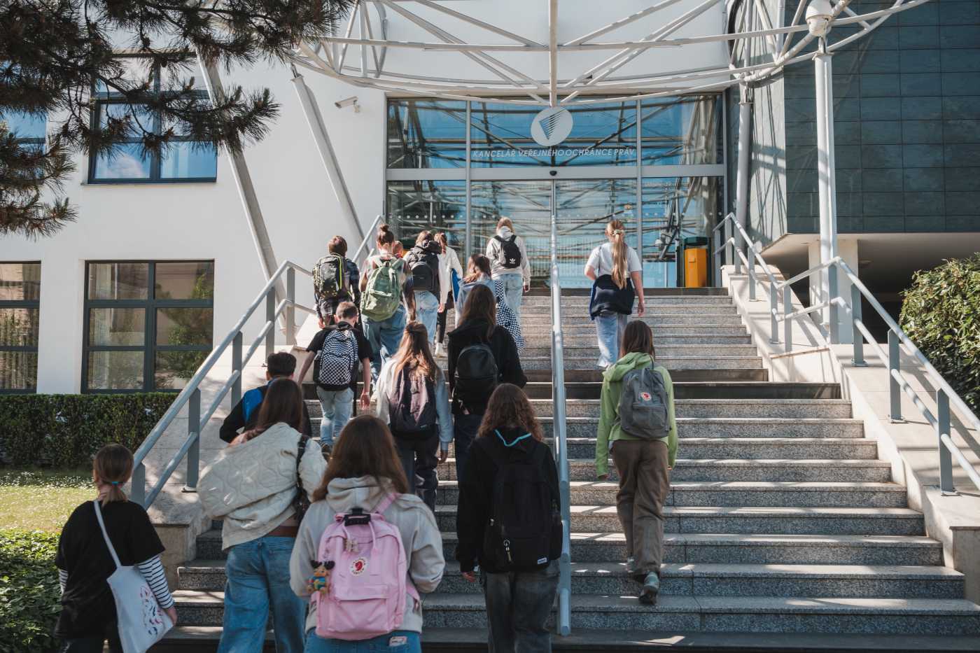 Skupina studentů MjUNI přichází do Kanceláře veřejného ochránce práv. 
