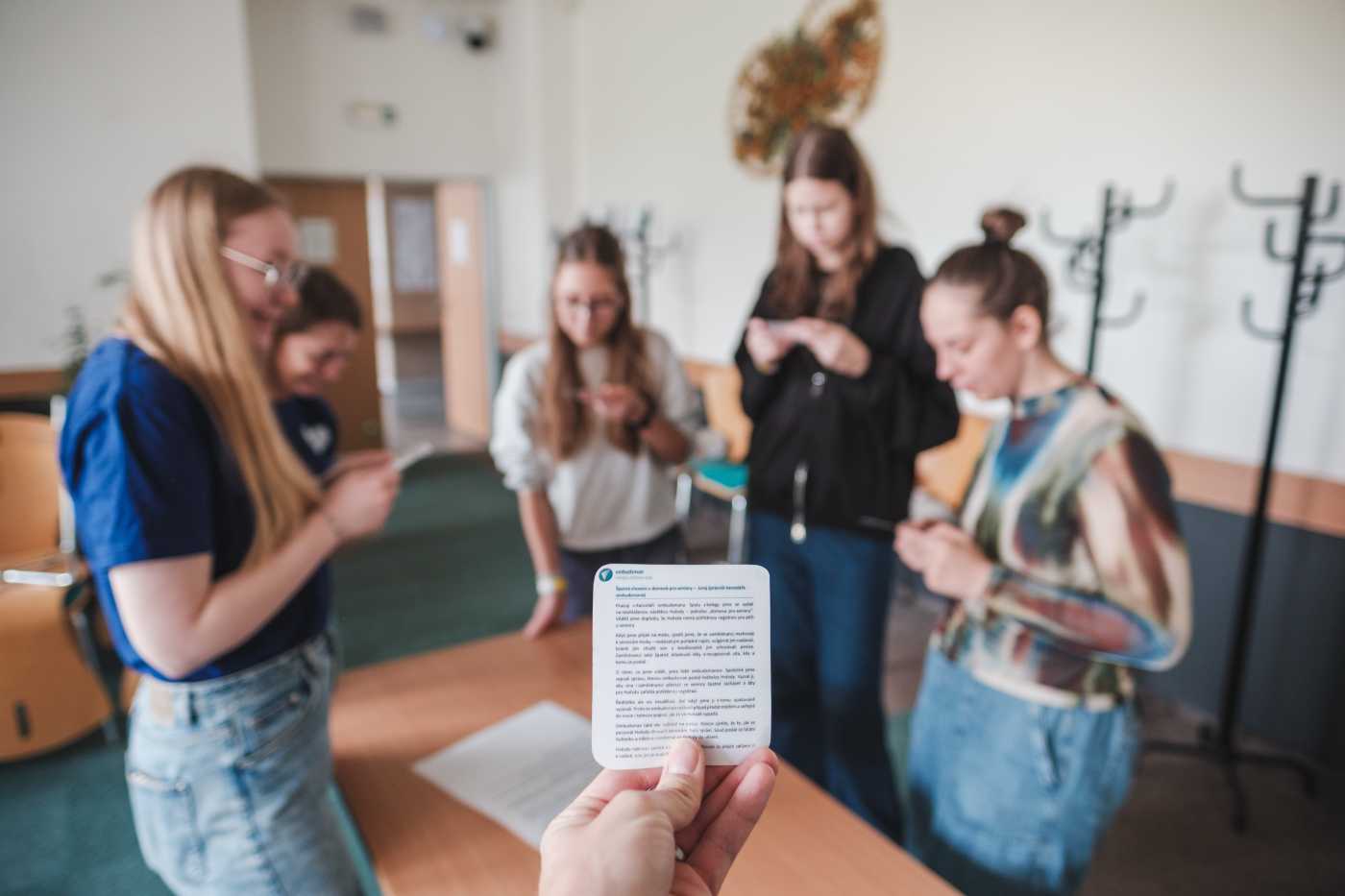 Skupina studentů MjUNI při skupinové práci. 