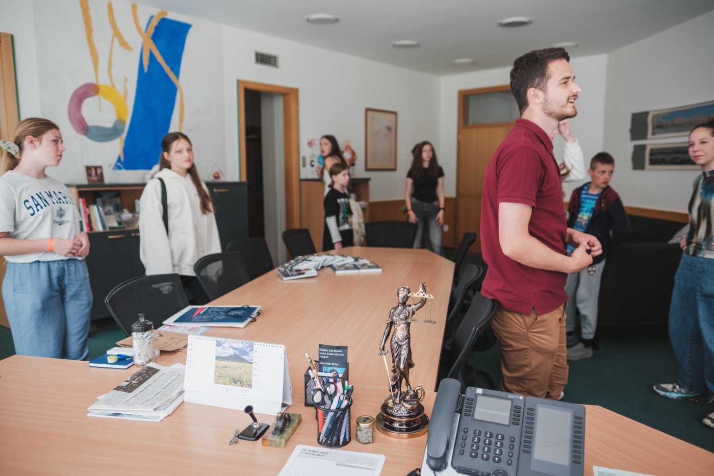 Skupina studentů MjUNI si prohlíží kancelář ombudsmana Stanislava Křečka.