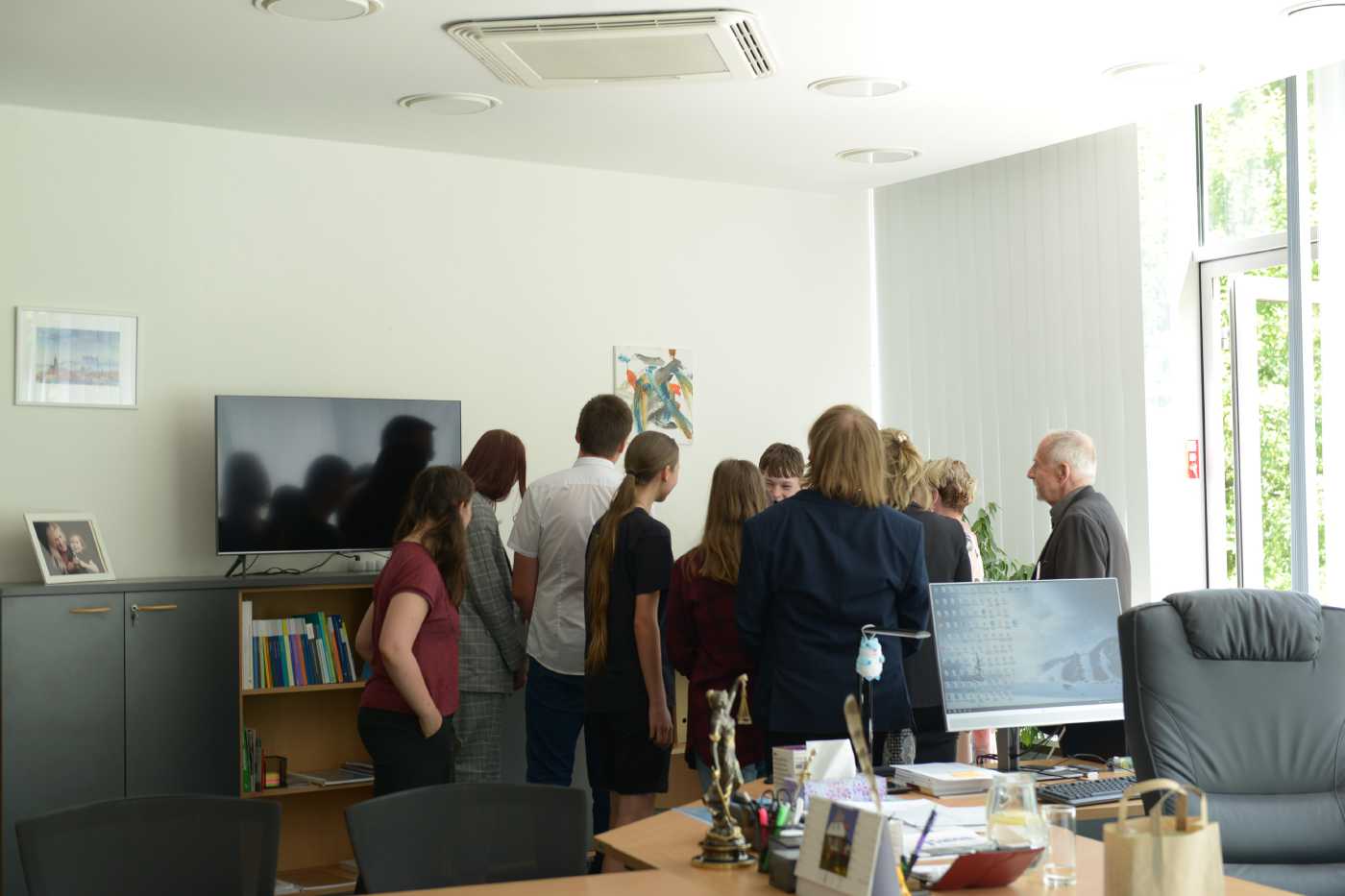 Ombudsman ukazuje dětem obraz ve své kanceláři