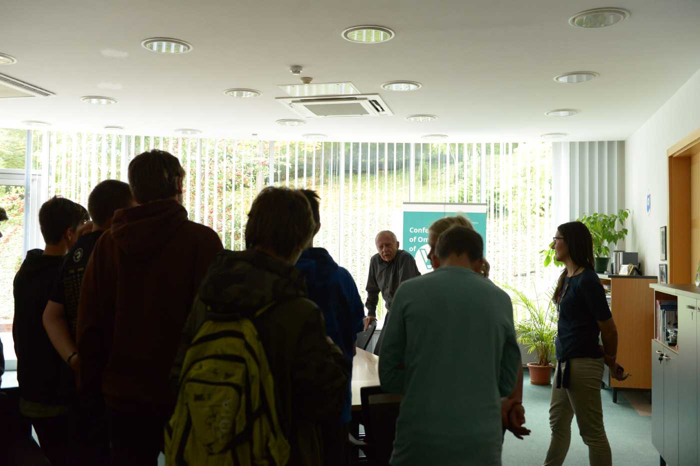 Děti diskutují s ombudsmanem v jeho kanceláři.  