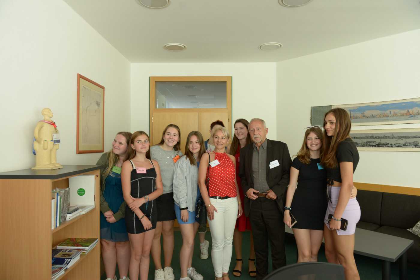 Děti a jejich učitelka stojí v kanceláři ombudsmana.